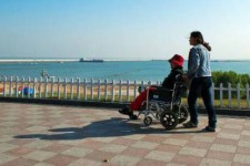 东海八旬老人推轮椅带老伴游中国(为了方便推轮椅带老伴出门)