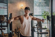 东海肌肉男模(肌肉男模板)